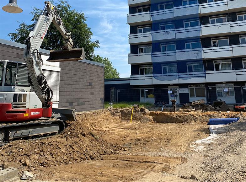 Die Erdarbeiten für die Bodenplatte des Erweiterungsbaus des PBZ haben begonnen